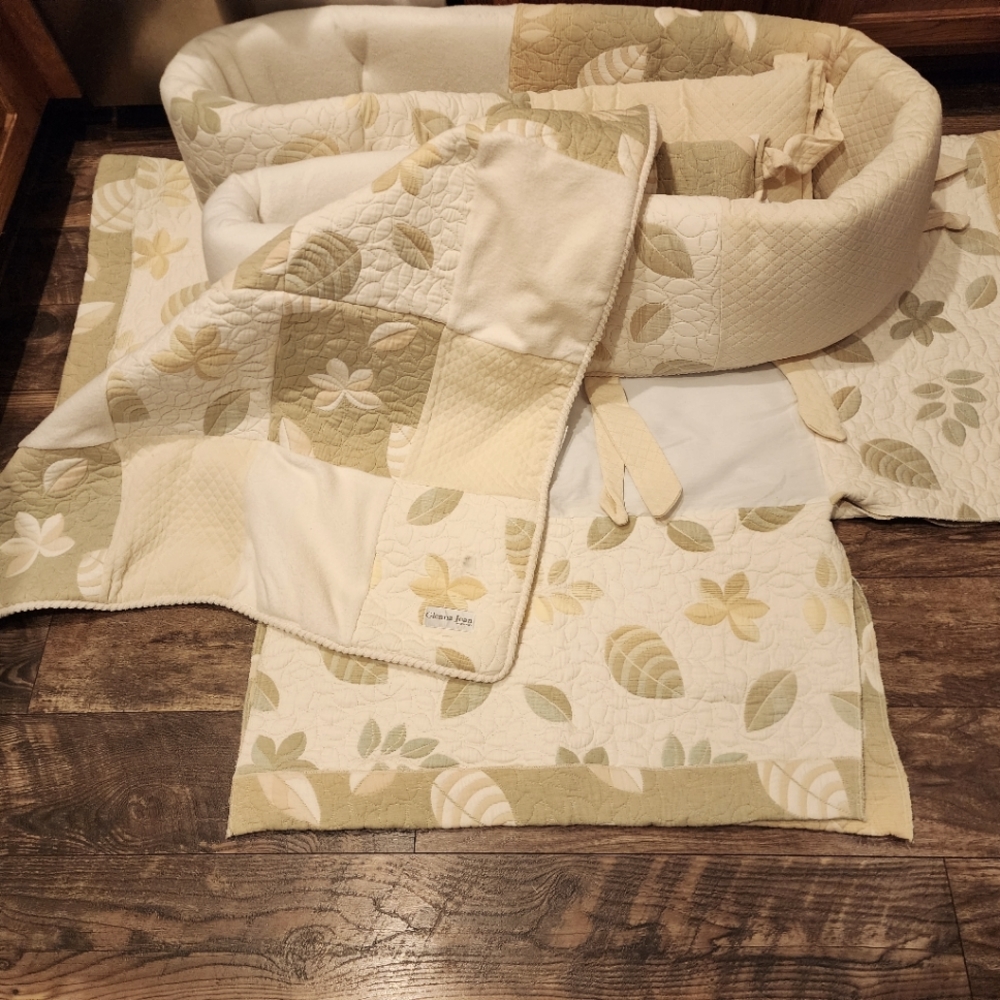 Lovely Glenna Jean 3 pc crib  set